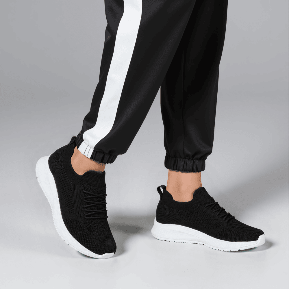 Czarne buty sportowe damskie wsuwane materiałowe obuwie Kandes ozdobne wiązanie