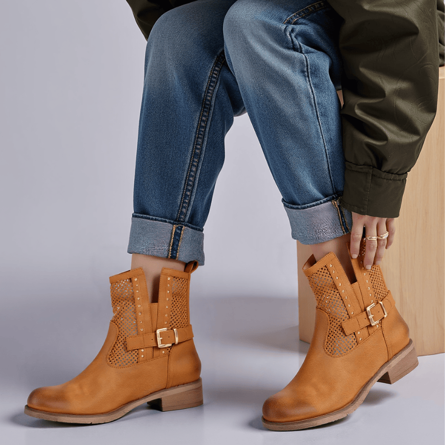 Brązowe ażurowe botki damskie płaskie buty dziurkowane Winela camel